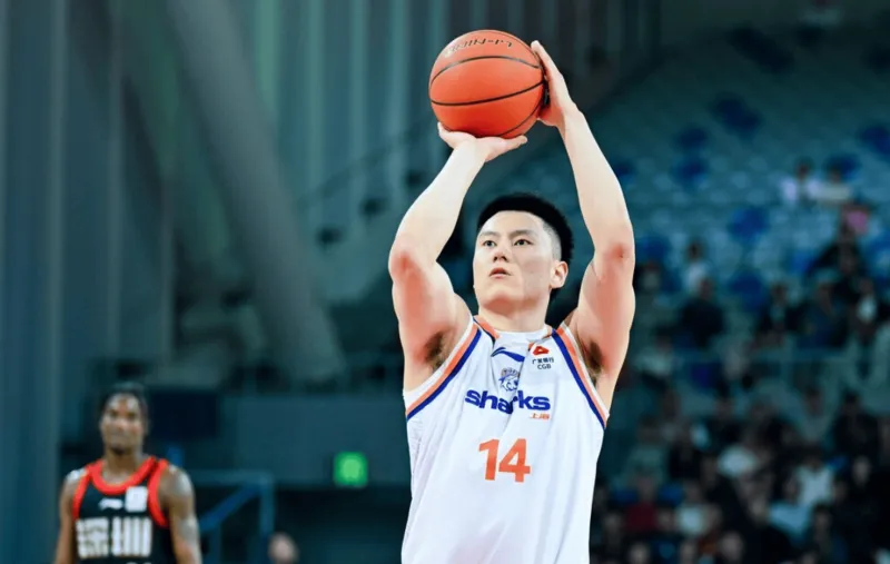 开云登录入口-李弘权全场10中7、三分5中3得到19分5篮板2助攻1抢断