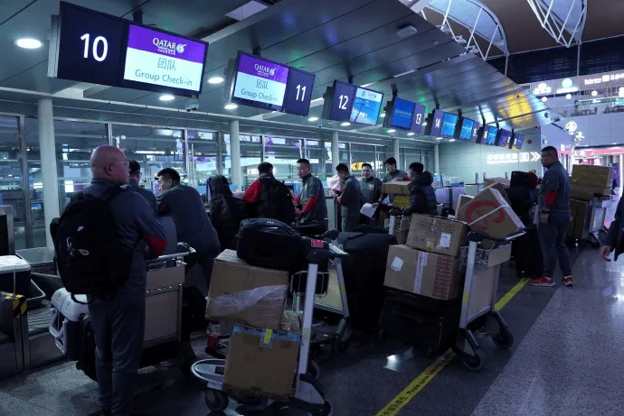 海港官方：球队抵达多哈开启冬训，转会工作正按计划推进