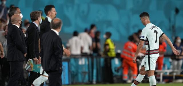 开云app下载-开局最美妙欧洲杯提早出局 C罗再度怒摔队长袖标！